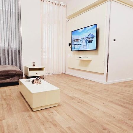 Discover Tirana From Our 3-Room Apartment With Free Parking-Komuna E Parisit Bagian luar foto
