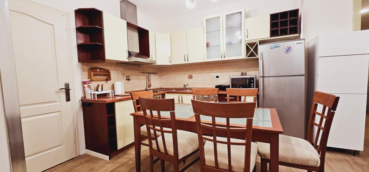 Discover Tirana From Our 3-Room Apartment With Free Parking-Komuna E Parisit Bagian luar foto