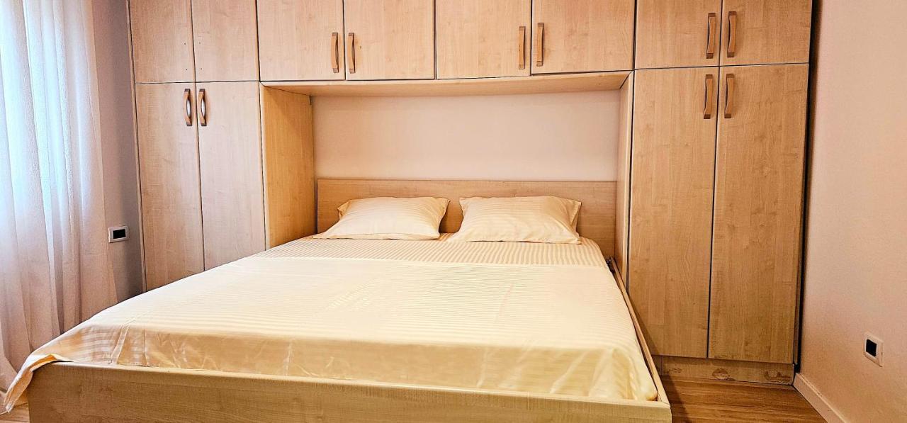 Discover Tirana From Our 3-Room Apartment With Free Parking-Komuna E Parisit Bagian luar foto