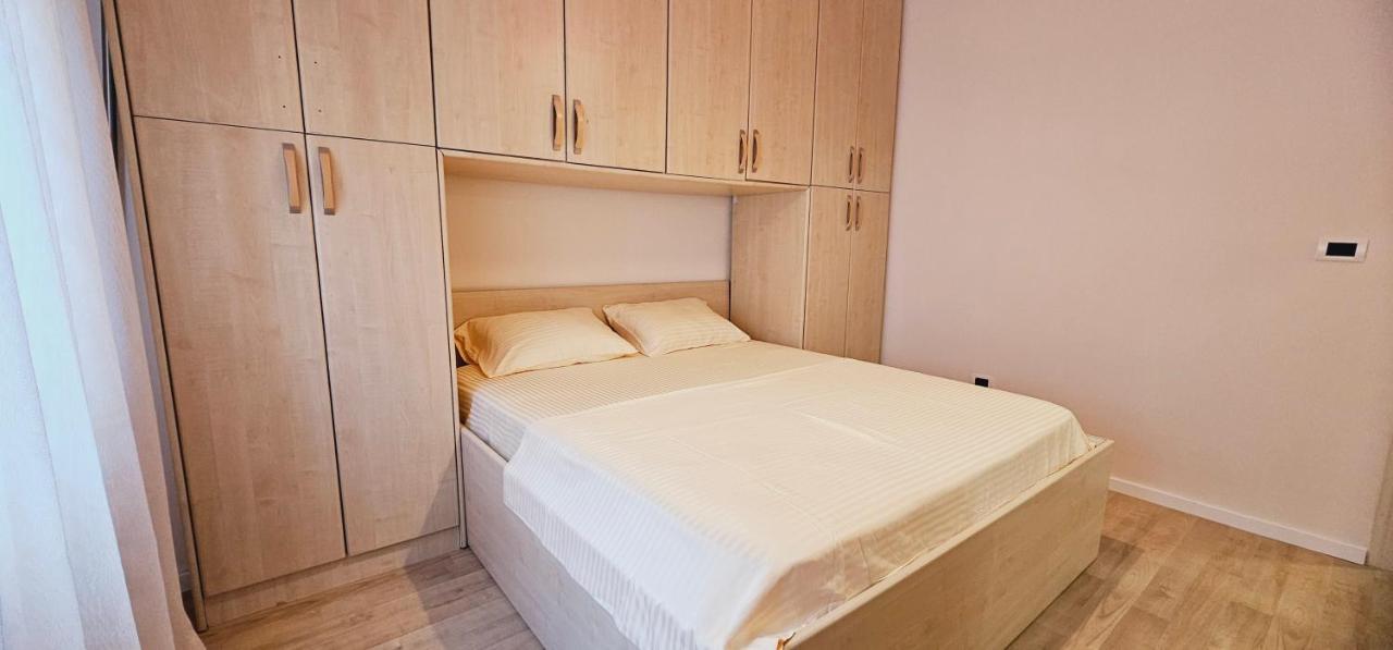 Discover Tirana From Our 3-Room Apartment With Free Parking-Komuna E Parisit Bagian luar foto
